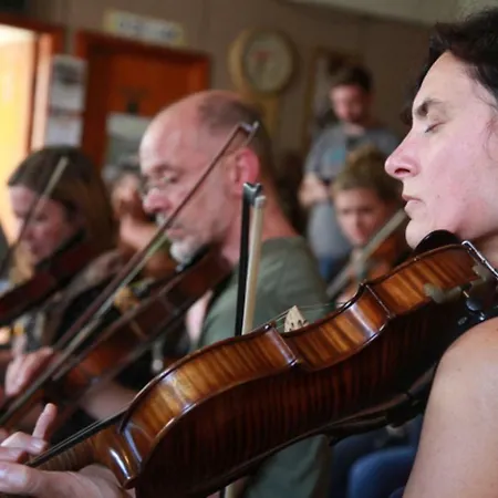 Clare Ecolodge Pensión Feakle